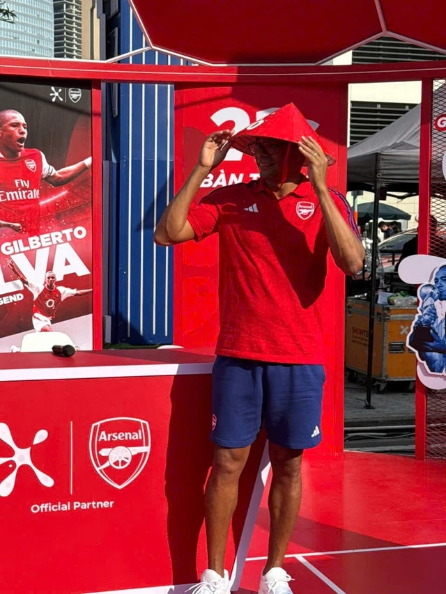 Ông Gilberto Silva thích thú đội nón lá