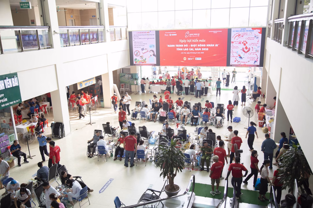 Rất nhiều cán bộ, chiến sĩ, đoàn viên thanh niên và người dân đến tham gia hiến máu.