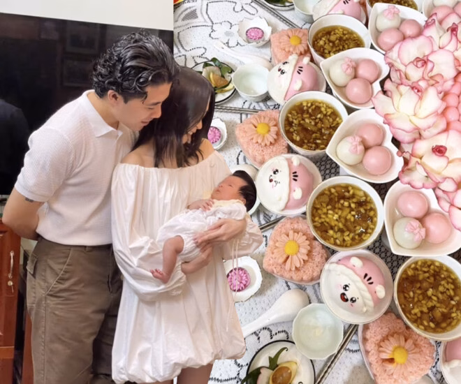 Bé Nana được chuẩn bị mâm cúng đầy tháng đẹp mắt.