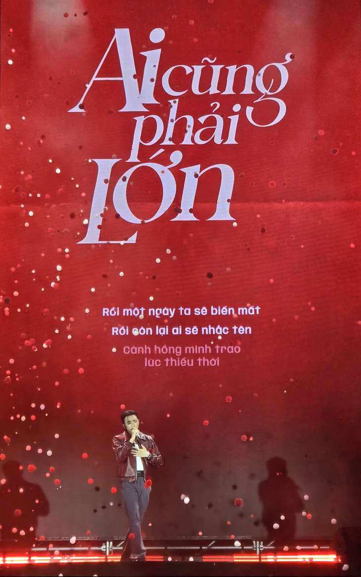 Soobin đưa Huỳnh Sơn lớp 3B và nhiều hình ảnh kỷ niệm vào tiết mục "Ai cũng phải lớn" - Ảnh: LÊ GIANG