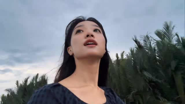Từ lời gợi ý: “Em muốn ngắm Phố Cổ Hội An đúng chất của nó nhất thì em phải đi lúc 4-5h sáng, khi mà phố cổ chưa có khách du lịch, chỉ có người dân sinh hoạt với nhau,… họ sẽ đi ghe trên sông để đi chợ đấy”. Không sao cản được sự tò mò của tôi về hình dáng Hội An ấy. Tôi thật sự dậy sớm vào ngày hôm sau, và bắt đầu chinh phục mục tiêu nhỏ của mình. Tôi đã đi lạc đường. Tôi lạc cả lúc đi lẫn khi quay về... Sự đi lạc đó khiến tôi phải đạp gấp đôi quãng đường mà lẽ ra tôi cần phải đi. Nhưng cũng lại vô tình dắt tôi qua nhiều nếp sống Hội An hơn, những con xóm nhỏ, cánh đồng quê, thanh âm buổi sớm trong cơn mưa tí tách. Tôi đã đến được nơi mình muốn đến trễ hơn dự kiến 1 tiếng (7h) vì sự đi lạc đó. Bắt gặp một khung cảnh phố cổ chắc là “trung tính” hơn so với mong muốn ban đầu: Chợ búa nhộn nhịp hơn, con người tươi mới hơn,… nhưng vẫn còn sự chậm rãi của ban sớm. Có lẽ cũng chẳng phải là tới trễ gì cả. Có chăng lúc đó mới là lúc tôi cần phải tới. Để tôi được ngắm nhìn những khung cảnh đó, gặp những con người đó, lắng nghe những lời đó,…tất cả đã được sắp đặt sẵn để dành cho tôi, người được định sẵn sẽ đến vào lúc đó. 23.9.2025 - Hội An. #hallomyvividjourney #vivid_namgapyear #hoian