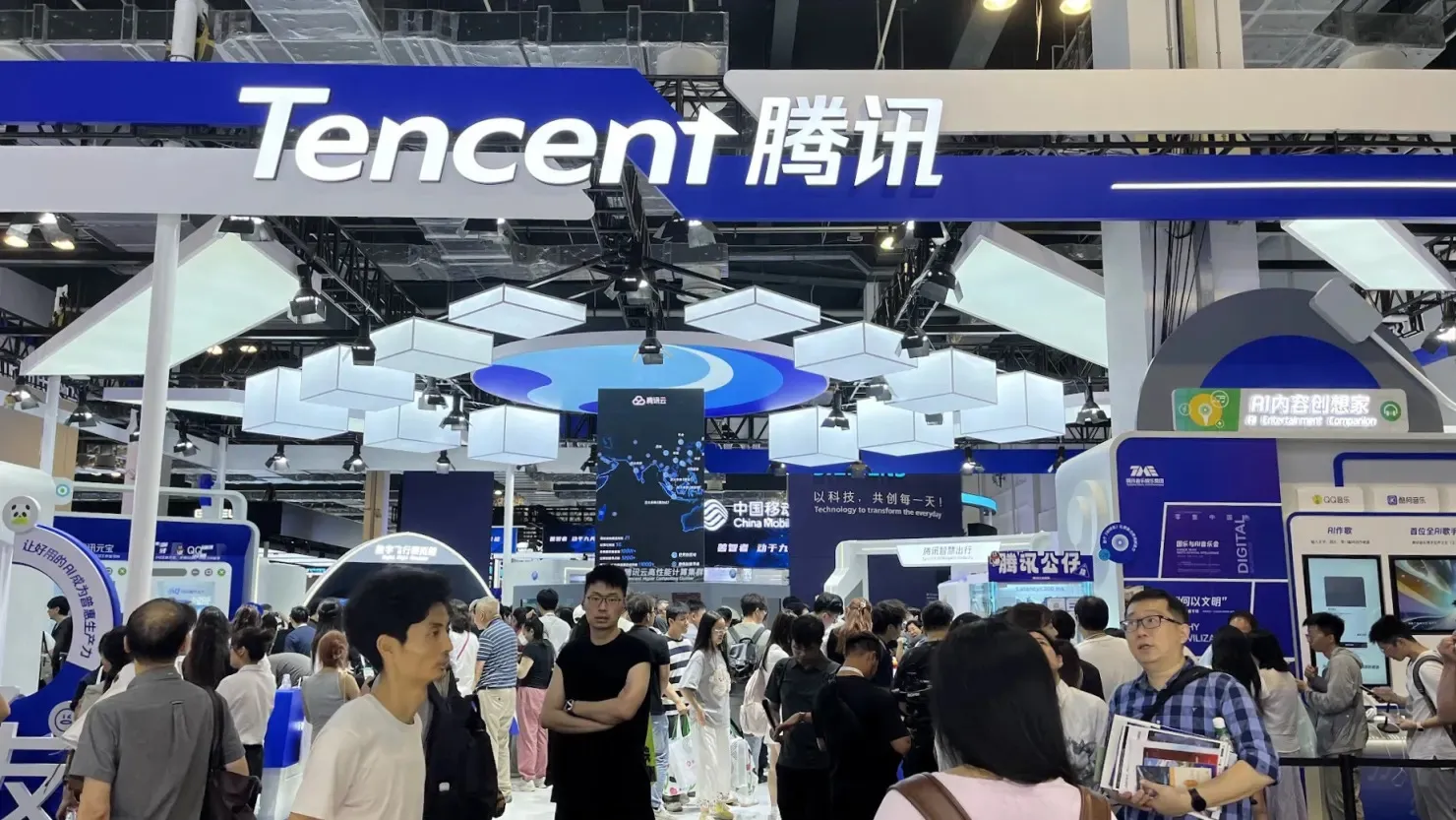 Gian hàng triễn lãm của Tencent tại Hội nghị Trí tuệ nhân tạo Thế giới 2025 ở Thượng Hải. Ảnh: Evelyn Cheng/CNBC