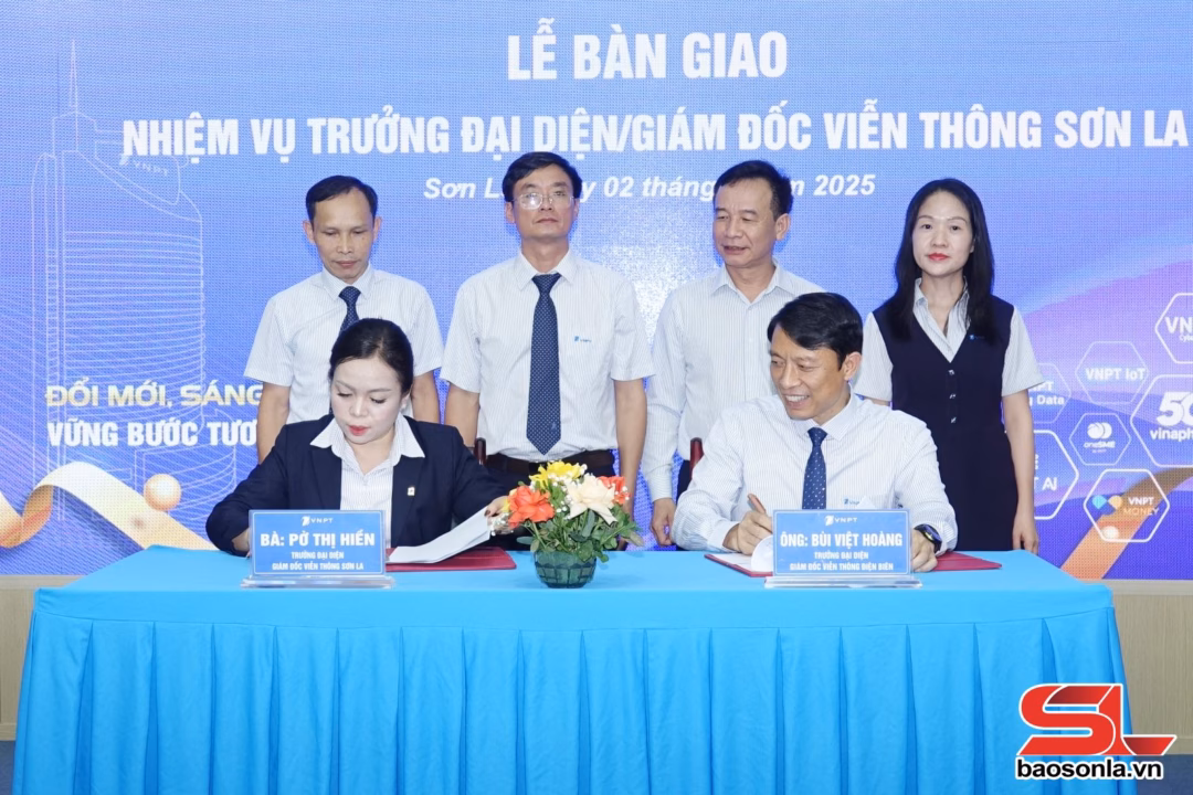 Ký kết bàn giao nhiệm vụ Trưởng Đại diện, Giám đốc Viễn thông Sơn La.
