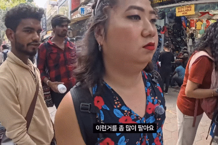 Nam YouTuber không ngần ngại đi đến những khu phố đông đúc để hoàn thành thử thách của chính mình.