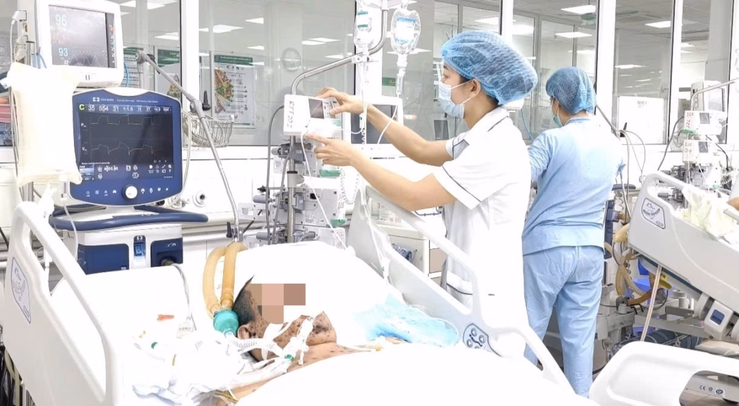 Bệnh nhân thở máy do biến chứng bệnh thủy đậu Bệnh nhân đang thở máy do biến chứng viêm phổi ARDS do thủy đậu