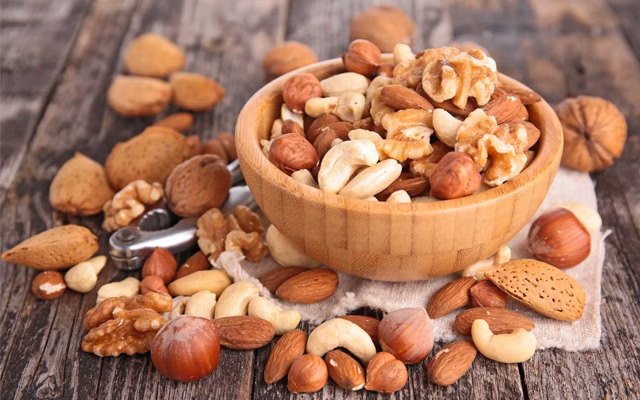 Các loại hạt hỗ trợ tim mạch Hạt óc chó và hạnh nhân giảm cholesterol