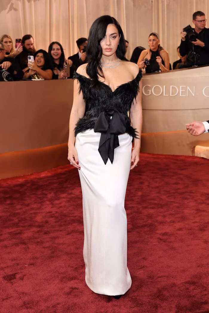 Charli XCX trong v&aacute;y Saint Laurent l&ocirc;ng vũ