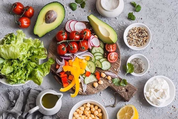 Chế độ ăn uống c&acirc;n bằng gi&uacute;p ngăn ngừa t&oacute;c bạc sớm