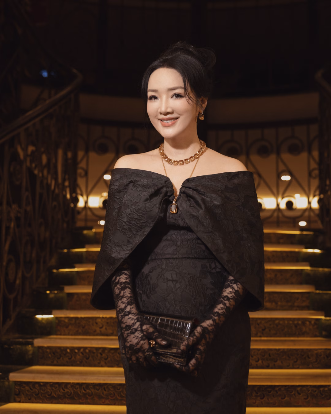 Hoa hậu Giáng My trong váy đen, găng tay ren Hoa hậu Giáng My trong váy đen, găng tay ren