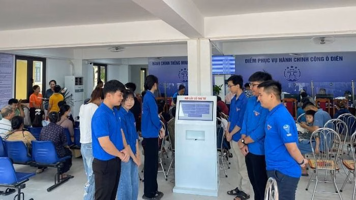 C&ocirc;ng d&acirc;n H&agrave; Nội nhận hỗ trợ dịch vụ c&ocirc;ng số tại x&atilde; &Ocirc; Di&ecirc;n