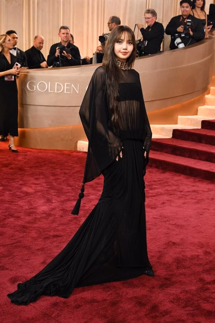 Các ngôi sao khác tỏa sáng trên thảm đỏ Selena Gomez và Benny Blanco trên thảm đỏ