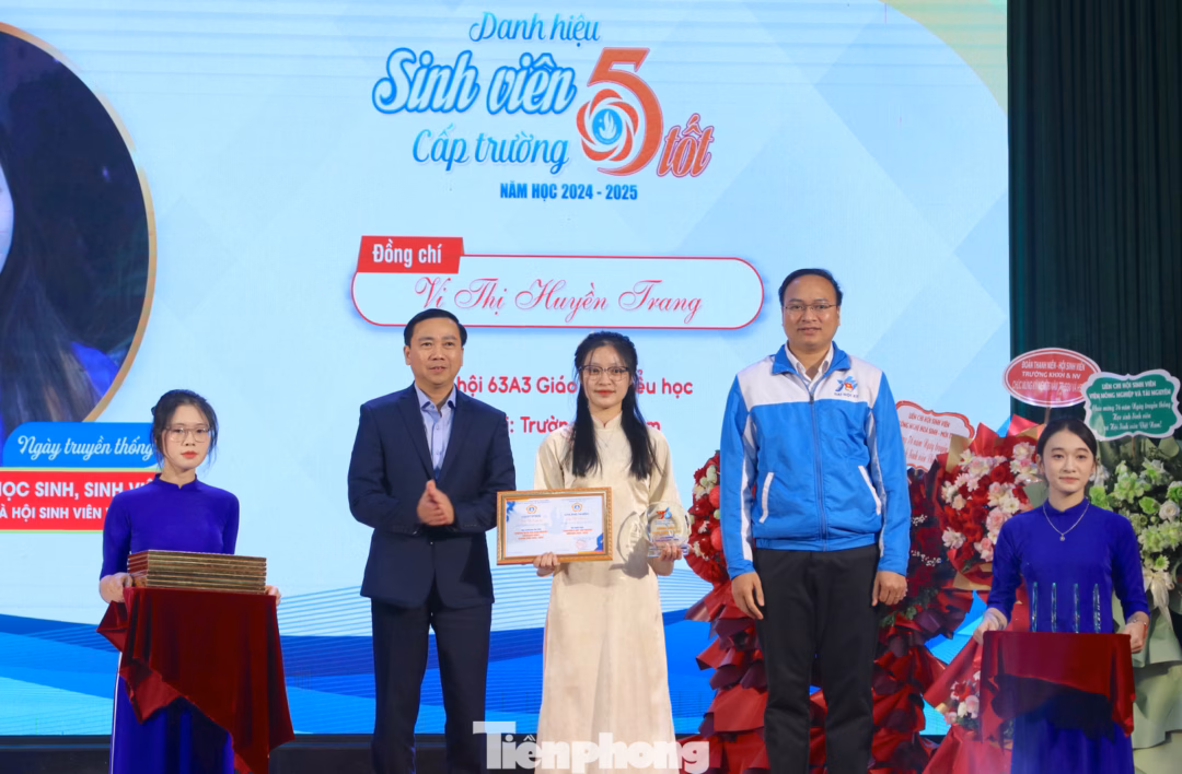 Sinh vi&ecirc;n nhận danh hiệu Sinh vi&ecirc;n 5 tốt tại Đại học Vinh
