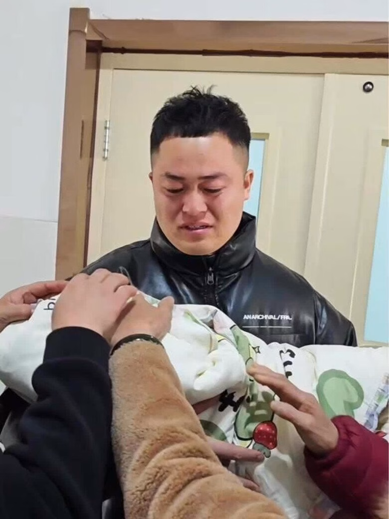 Trẻ sơ sinh da t&iacute;m đen sau sinh