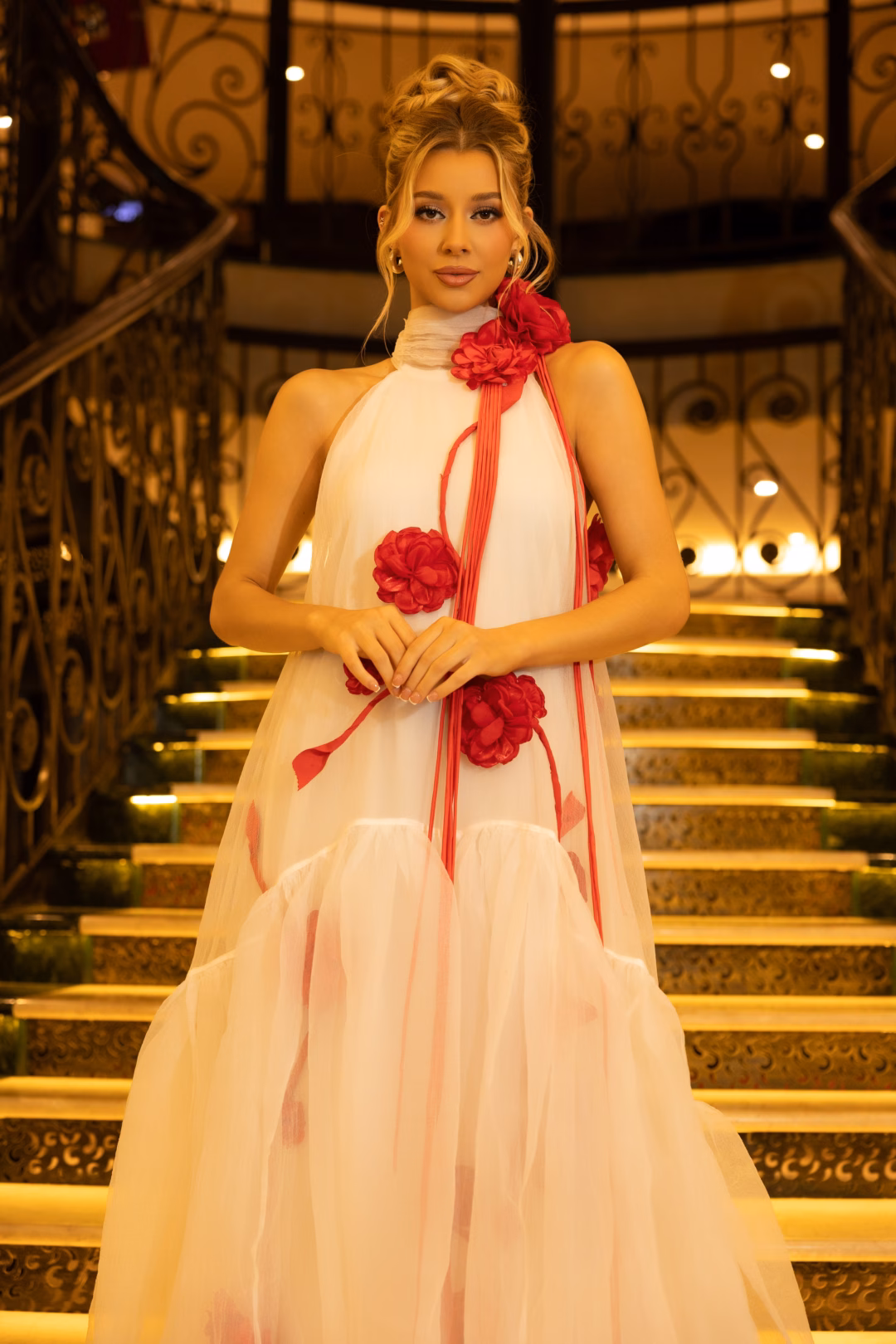 Yolina Lindquist trong đầm trắng đính hoa 3D Yolina Lindquist trong đầm trắng đính hoa 3D