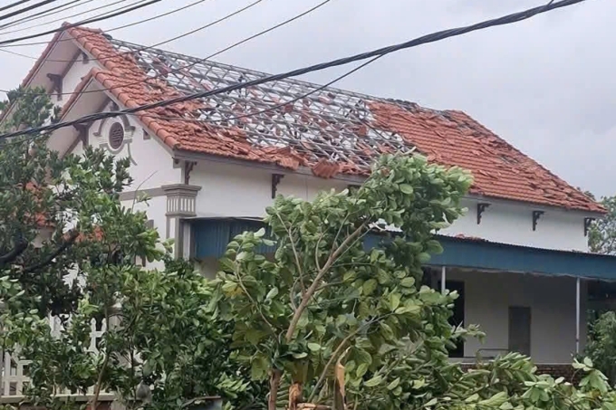 Mái nhà người dân ở phường Chu Văn An bị giông lốc thổi bay, sáng 7/10. Ảnh: Xuân Hoa
