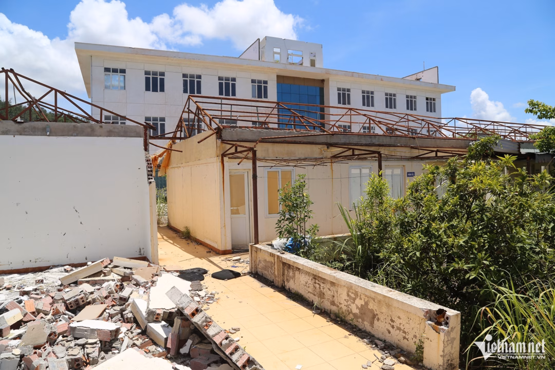 Qua ghi nhận, dự án bệnh viện xuống cấp trầm trọng, khu nhà 4 tầng cũ kỹ, lớp sơn hoen ố, cửa kính hư hỏng. Bên trong tòa nhà phủ bụi, các phòng không có thiết bị y tế. Hình ảnh mái che sảnh vào khu nhà 4 tầng hư hại từ rất lâu.