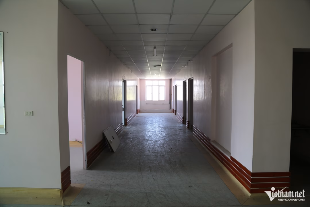 Bên trong khu nhà 4 tầng của bệnh viện bỏ hoang nhiều năm.