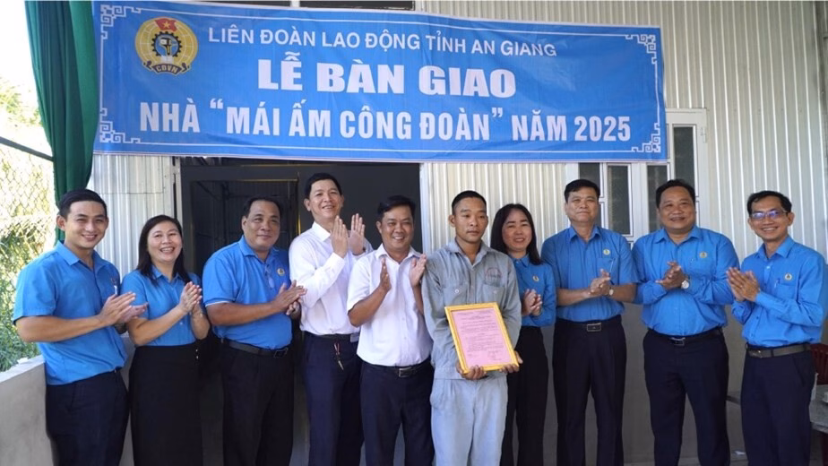 An Giang: Công đoàn thăm hỏi, tặng quà và bàn giao 2 căn Mái ấm Công đoàn cho đoàn viên khó khăn