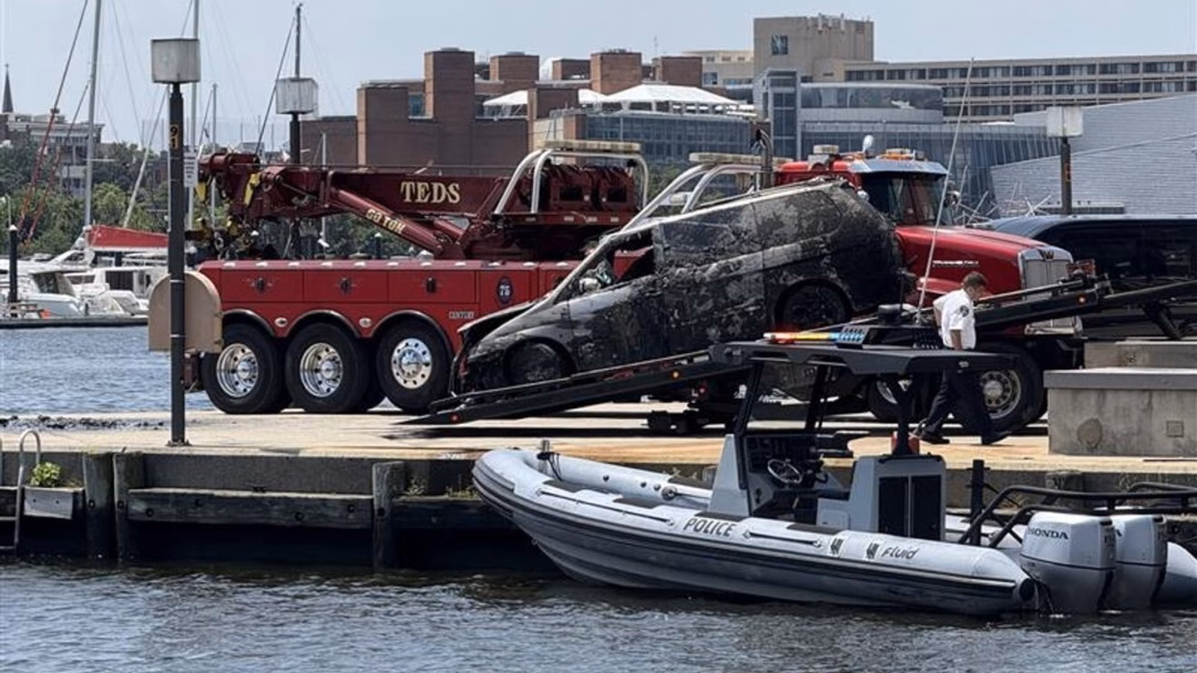 Cảnh sát Baltimore tìm thấy thi thể trong xe ở cảng Inner Harbor