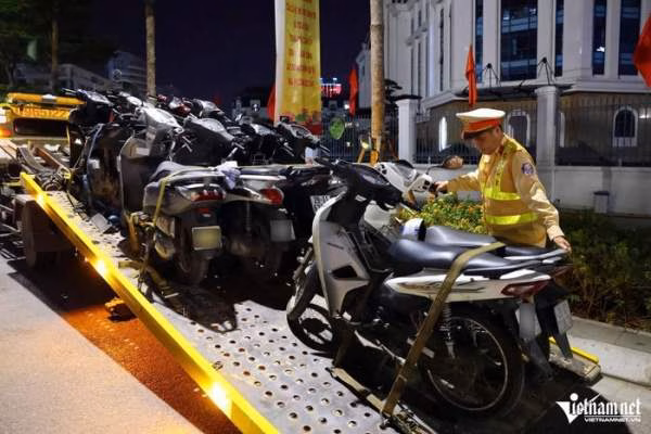 CSGT Hà Nội hóa trang xử lý tài xế say xỉn vẫn lái xe