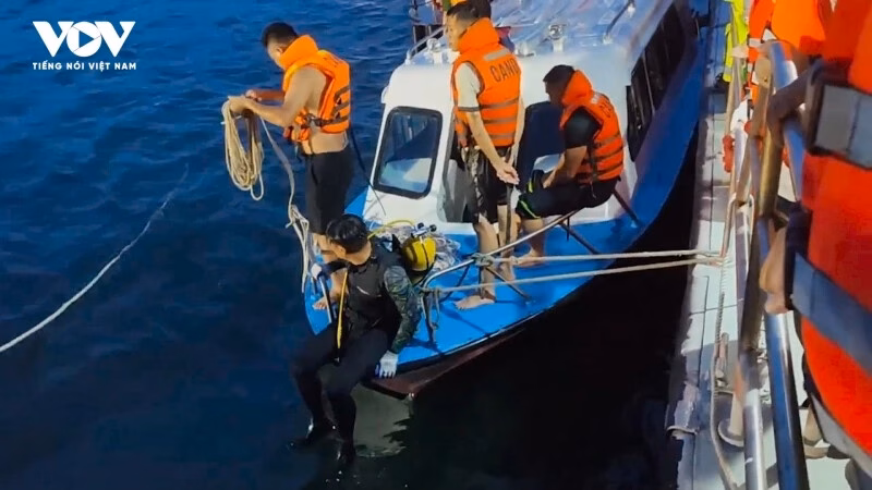 Cứu hộ khẩn cấp tàu du lịch bị đắm trên Vịnh Hạ Long