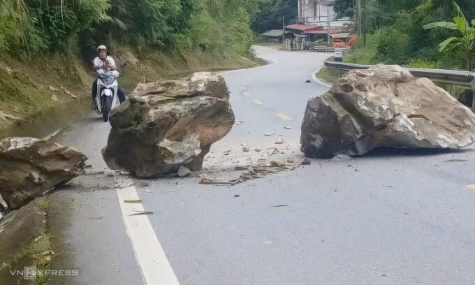 Đá lở堵塞 quốc lộ 217, nguy cơ mất an toàn giao thông