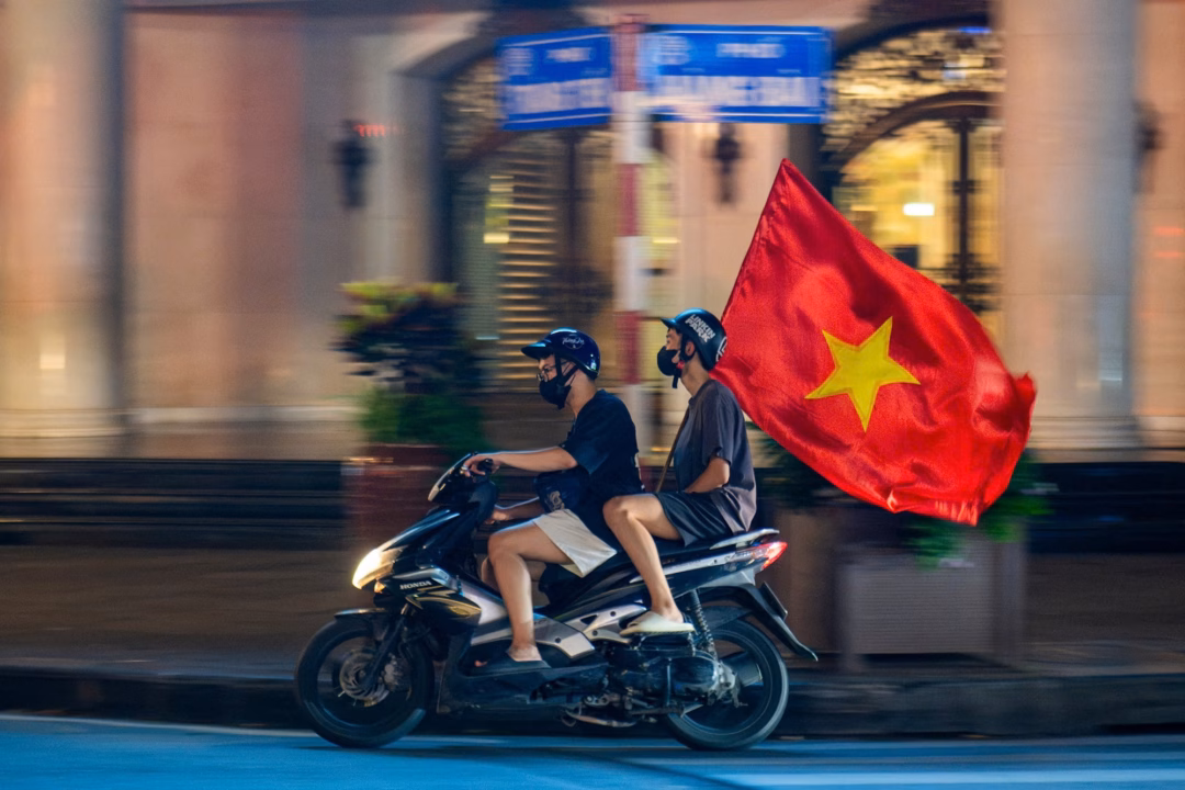 Hà Nội: Người dân xuống đường ăn mừng chiến thắng của U23 Việt Nam Đến thời điểm 1h sáng ngày 30/7, nhiều tuyến phố ở trung tâm Hà Nội vẫn rực rỡ sắc đỏ, từng dòng người nối dài, hò reo, phất cao cờ Tổ quốc.