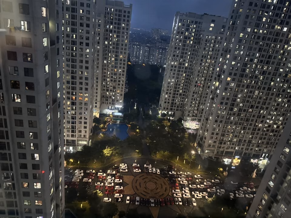 Việc đỗ xe ở sân chung cư hoặc quảng trường khu đô thị thường nhận được sự chấp thuận và đồng ý của các ban quản lý. Ảnh: Duy Long