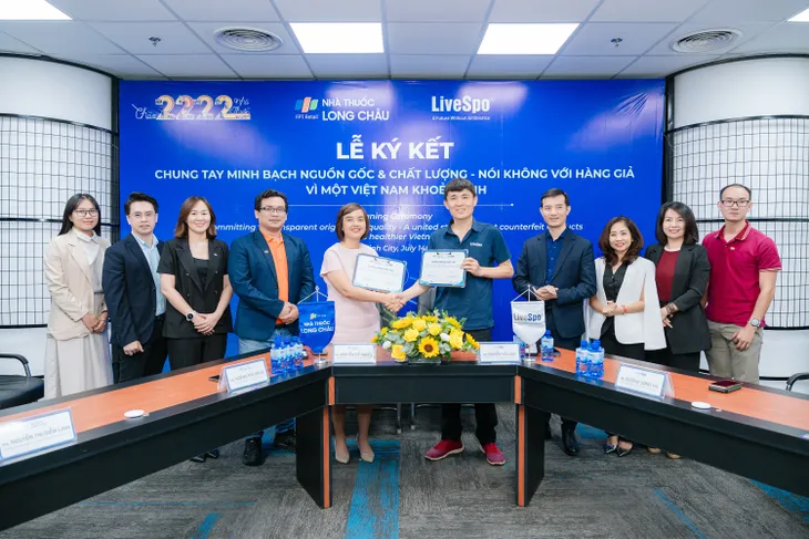 Đại diện Long Châu và đại diện Livespo tại sự kiện.