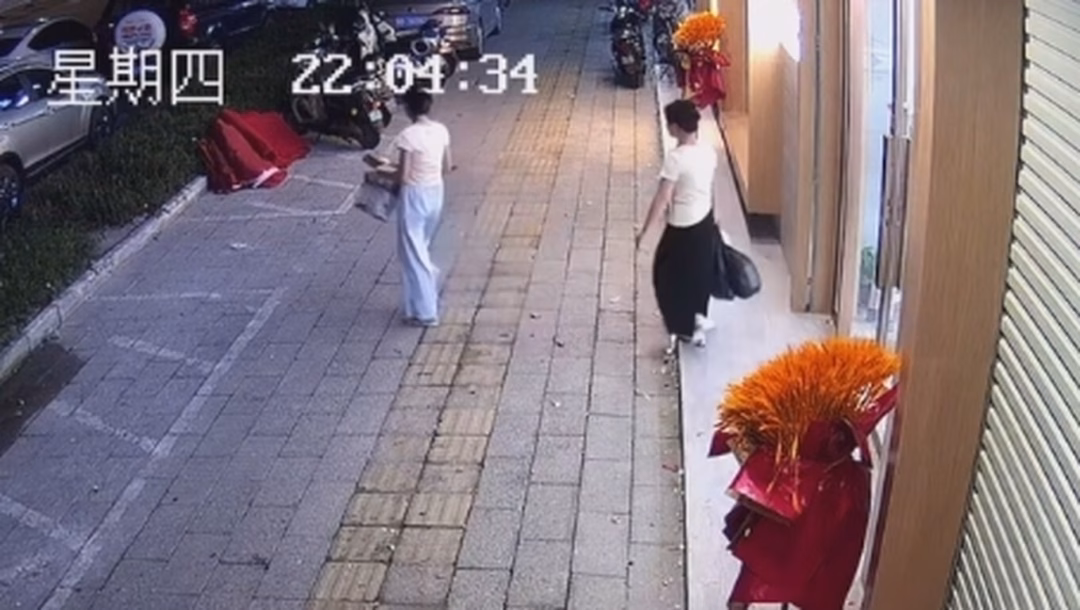 Người phụ nữ nhặt rác giúp trả lại vàng cho chủ cửa hàng Bà Cung có mặt tại đồn cảnh sát với số vàng tìm được (Ảnh: GXNews).