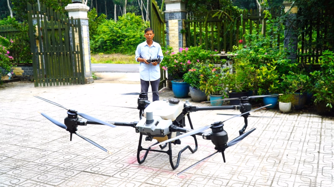 Nông dân TP.HCM tiên phong trồng sầu riêng hữu cơ, hướng đến xuất khẩu bền vững Ông Xuân dùng máy bay không người lái (drone) để phun thuốc sinh học định kỳ, đảm bảo cây được bảo vệ mà không cần tiếp xúc trực tiếp với hóa chất. Ảnh: Trần Phi.