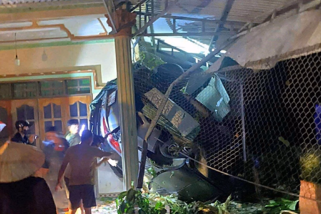 Ô tô lao vào nhà dân, tài xế tử vong