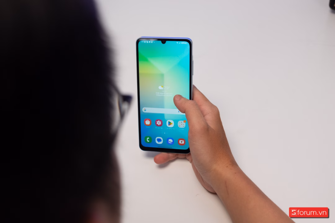 Samsung A06 vẫn sử dụng thiết kế màn hình giọt nước