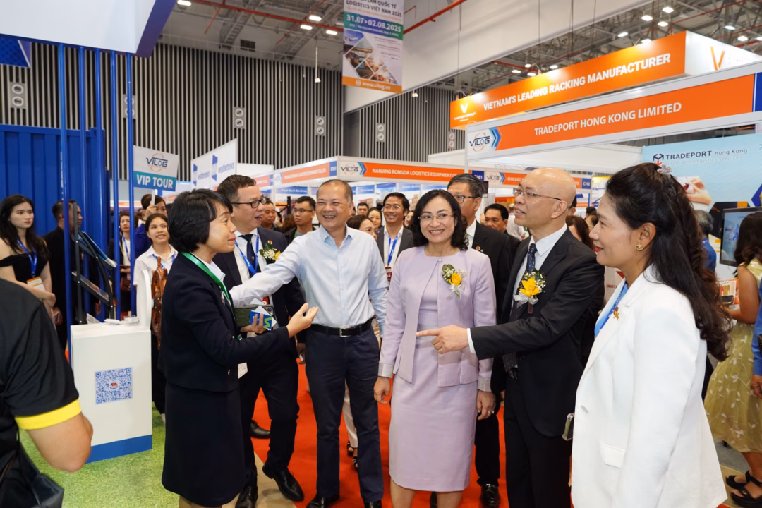 Triển lãm Logistics VILOG 2025: SDragon Mang Đến Giải Pháp Thi Công Gian Hàng Sáng Tạo Cho Doanh Nghiệp Gian hàng tại VILOG thu hút đông đảo chuyên gia, đối tác trong và ngoài nước đến kết nối, hợp tác
