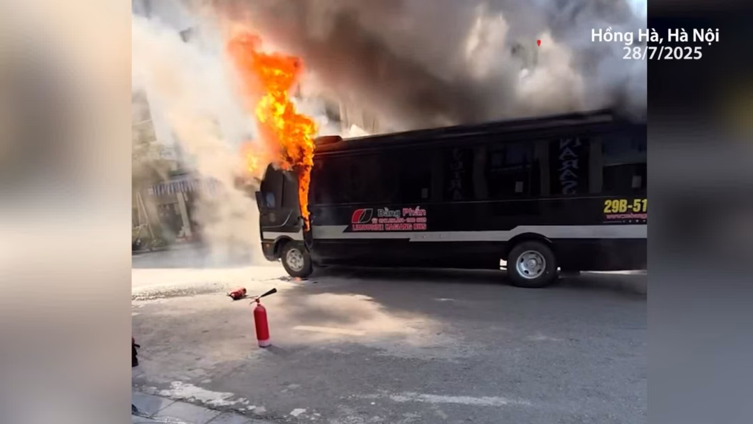 Xe khách 24 chỗ bốc cháy trên phố Hà Nội