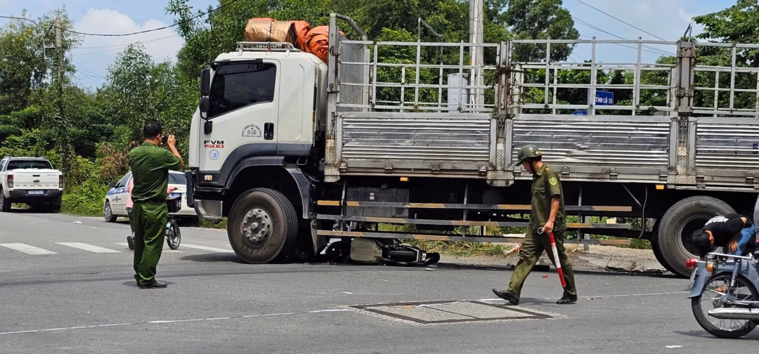 Xe tải rẽ đường tông trúng xe đạp điện, một phụ nữ tử vong