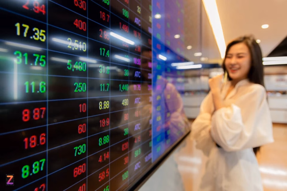 Chứng khoán tăng mạnh, dòng tiền đổ vào bất động sản và bán lẻ