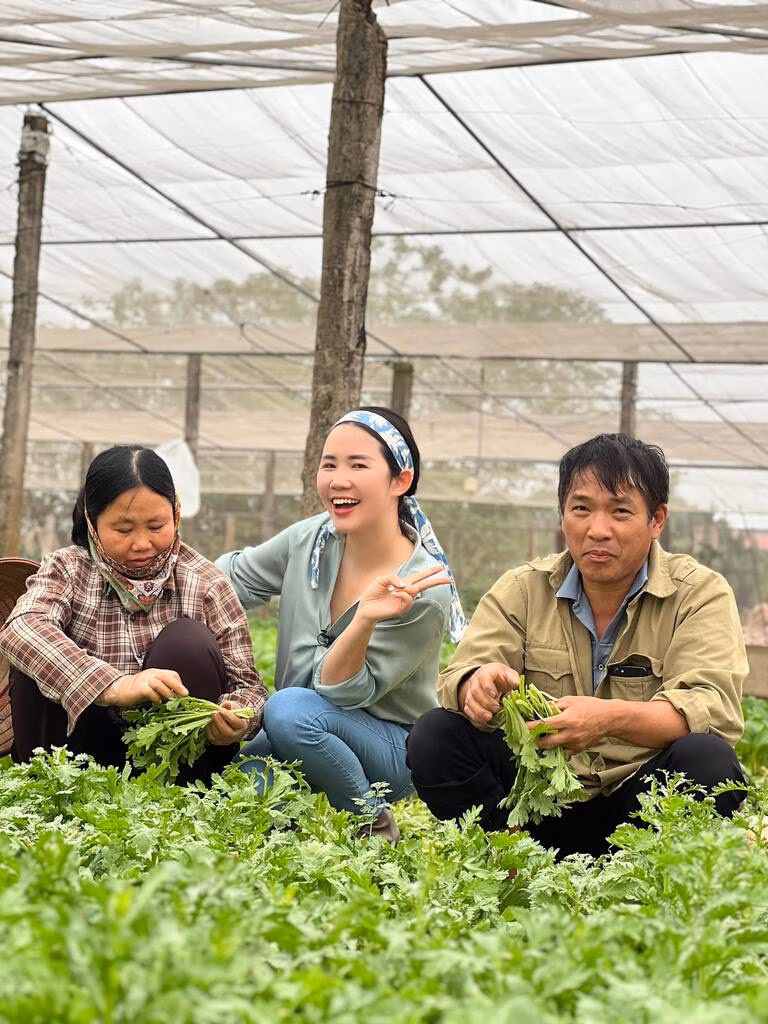 Cô gái 33 tuổi từ bỏ nghề MC, bán rau sạch tại Hà Nội Chị Huyên thường xuyên sát sao quy trình của các nông trại. Ảnh: Hoàng Thị Huyên
