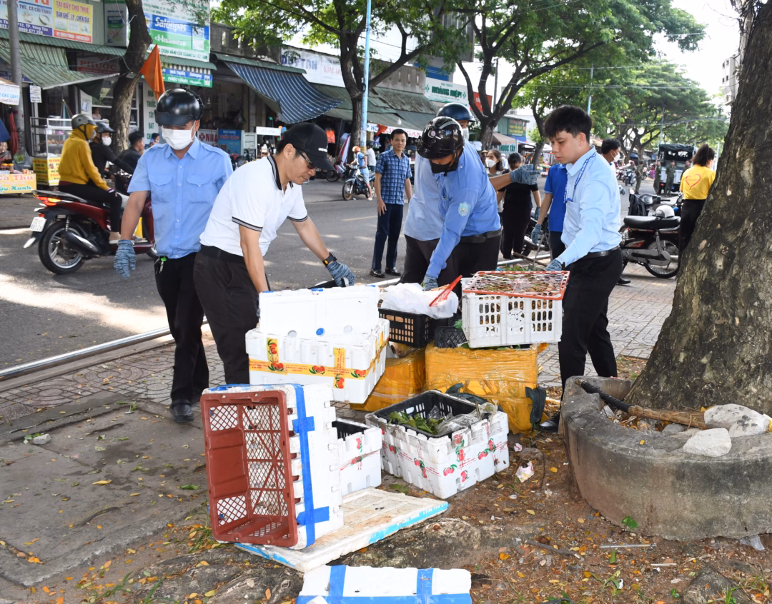 Các lực lượng thu gom phế thải tại đường Phước Thắng (phường Phước Thắng, TPHCM).