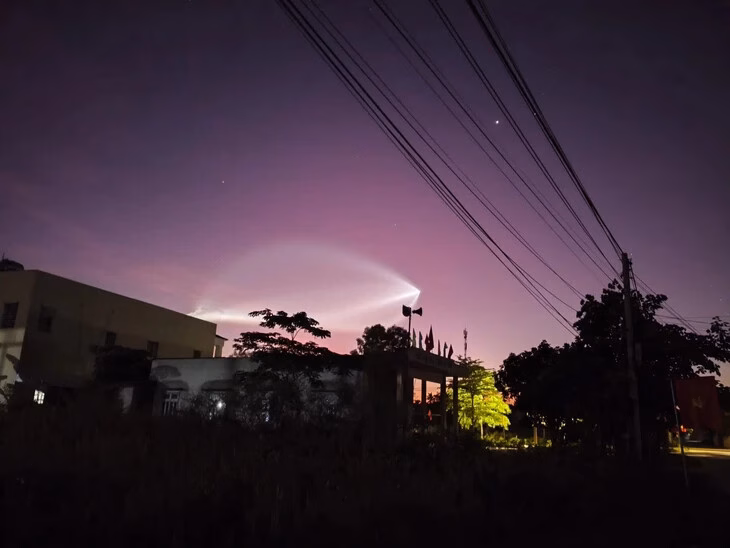 Người dân miền Trung bất ngờ thấy vệt sáng trên bầu trời, chuyên gia giải thích nguyên nhân