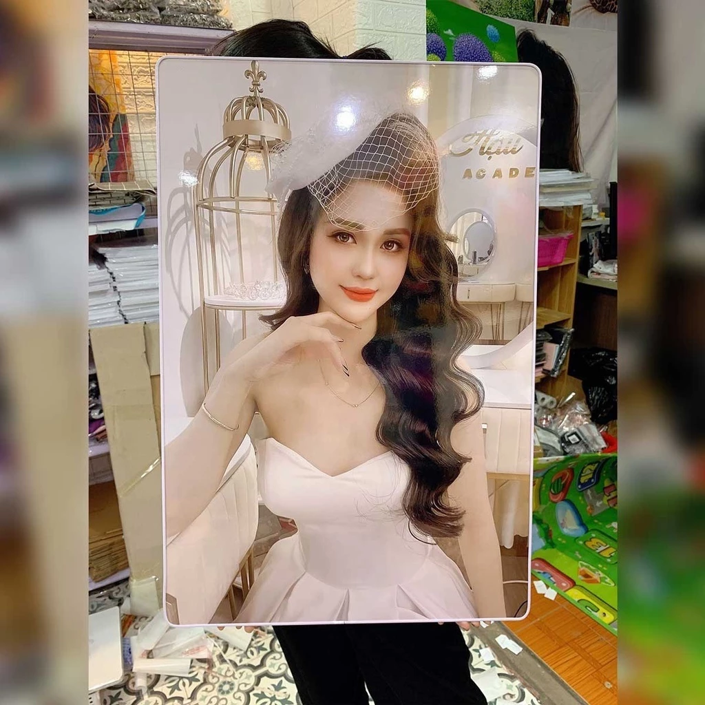 Làm thế nào để treo khung ảnh gỗ tráng gương lên tường mà không làm hỏng tường?