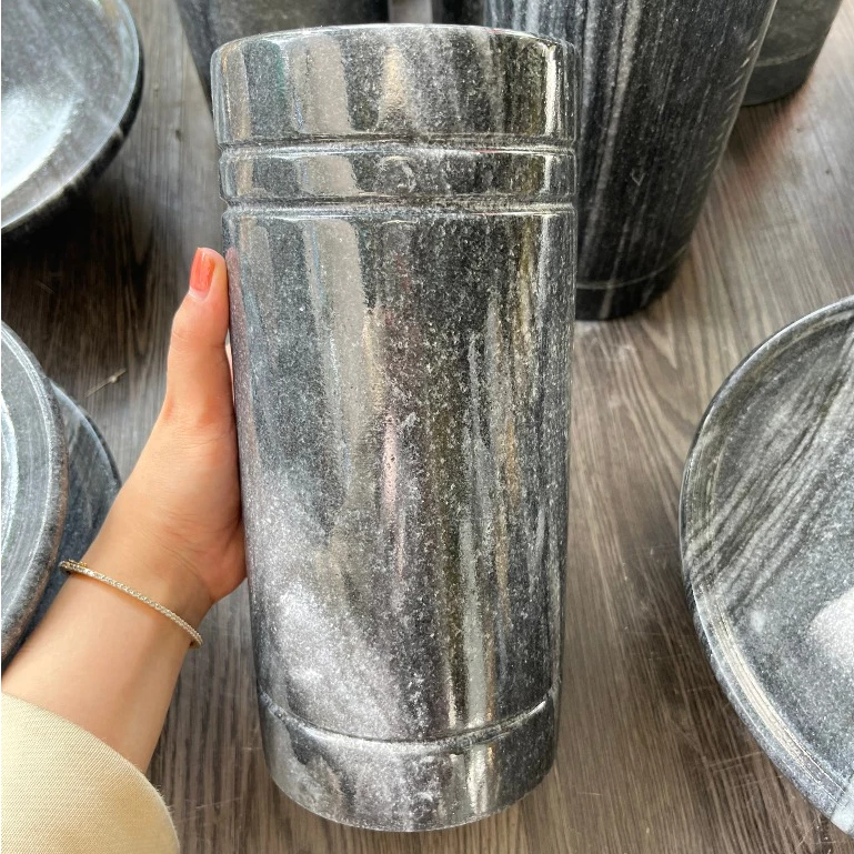 Làm thế nào để chọn ống cắm nhang bằng đá phù hợp cho bàn thờ gia đình?