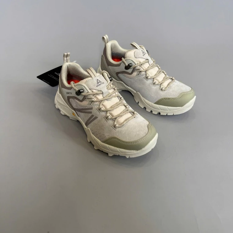 Làm thế nào để không trượt ngã khi đi bộ đường dài với giày trekking không chuyên?