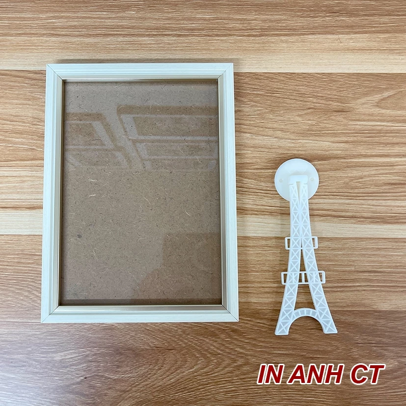 Làm thế nào để dán khung ảnh lên bàn chữ A mà không bị rơi rụng?