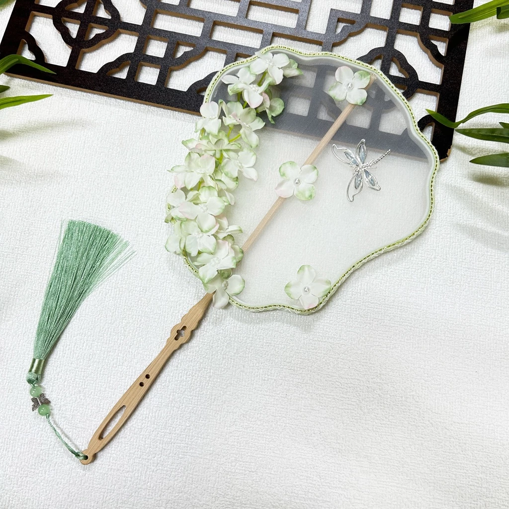 Làm thế nào để chọn quạt cầm tay hình cánh bướm phù hợp để tôn lên phong cách trong bộ ảnh của bạn?