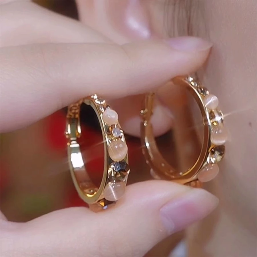 Làm thế nào để chọn bông tai vòng tròn màu cà phê đính kim cương phù hợp với phong cách và tone da của bạn?