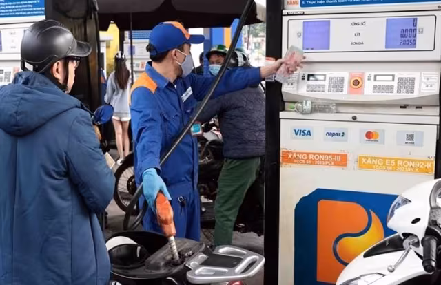 Giá xăng dầu 2025 giảm 6‑17% nhờ 54 lần điều chỉnh: Đánh giá của Bộ Công Thương