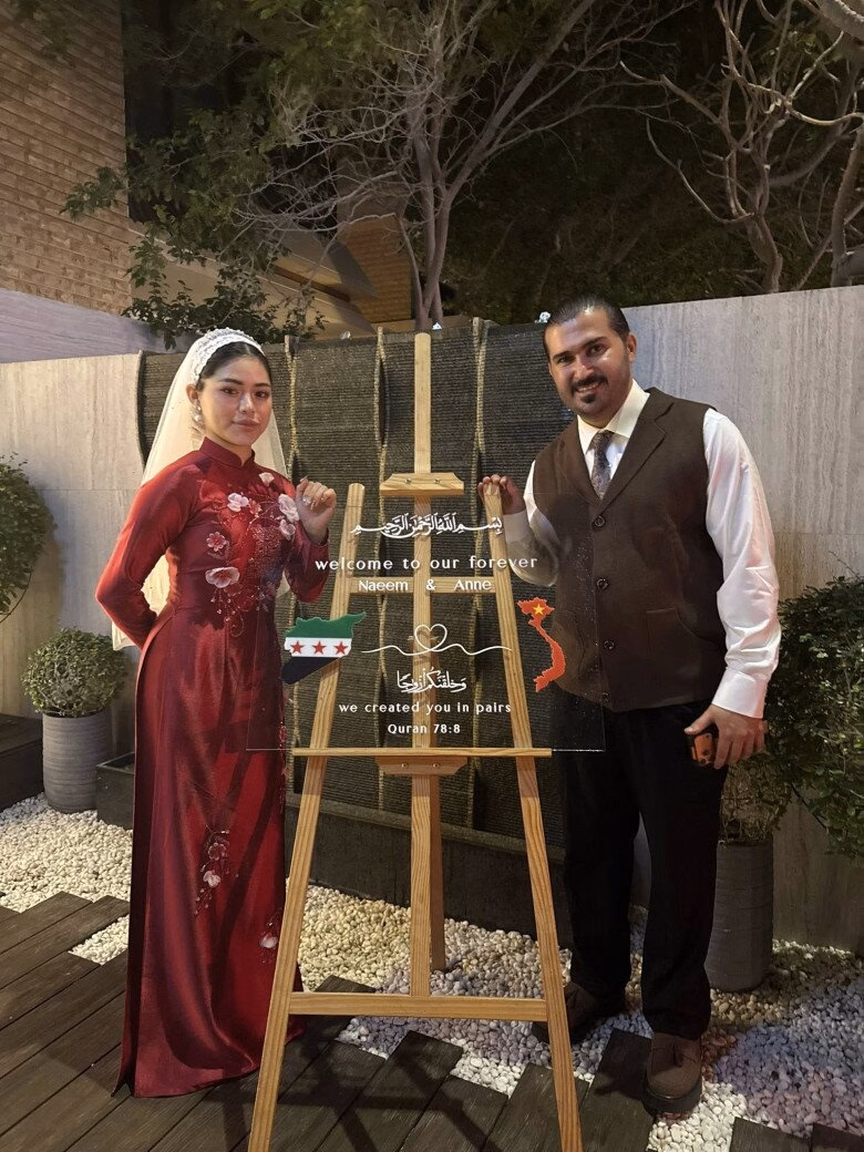 Khoảnh khắc Naeem tặng hoa v&agrave; mời Th&aacute;i An l&ecirc;n trực thăng