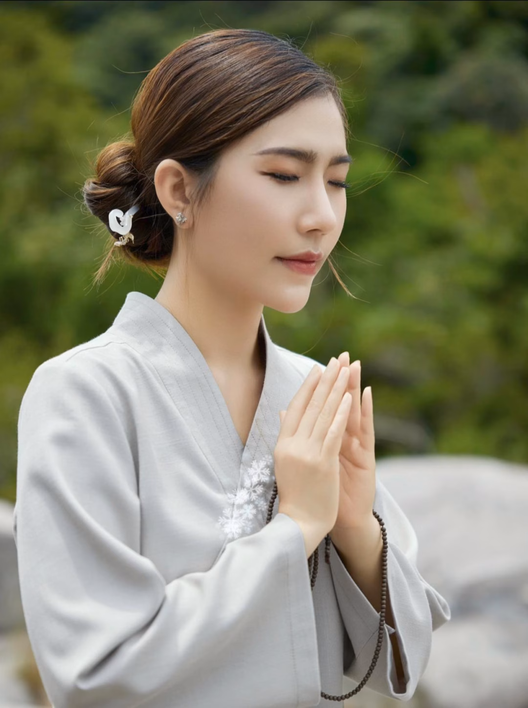 MV 'Chuyện người đắp chiếu' của Hoàng Y Nhung MV 'Chuyện người đắp chiếu' gây sốt