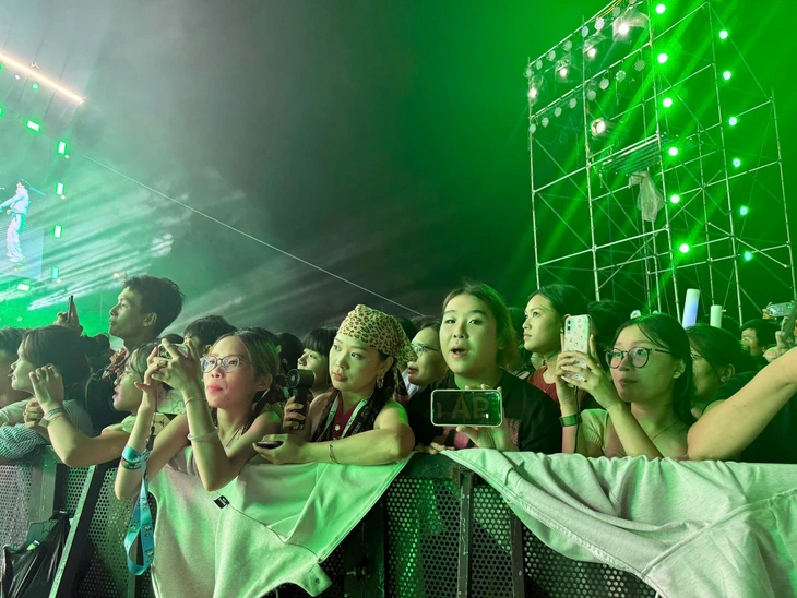 Du khách livestream và quay lại phần biểu diễn Du khách livestream và quay lại phần biểu diễn